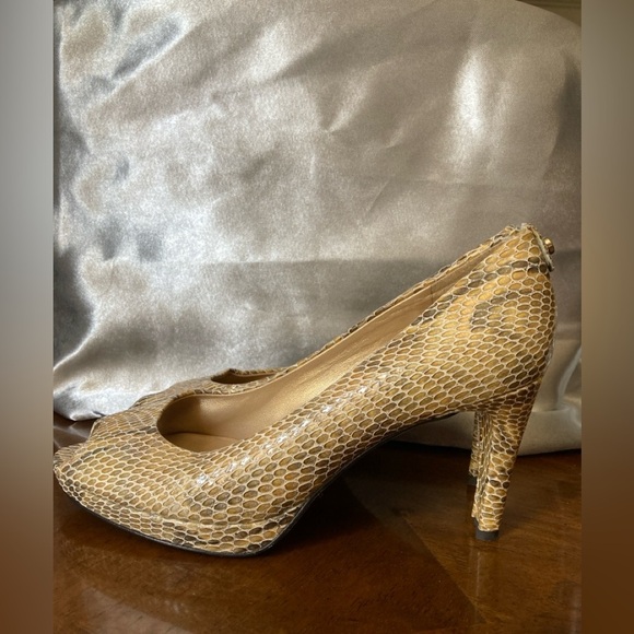 Stuart Weitzman Snakeskin Print Leather Pump Heels - Picture 2 of 9